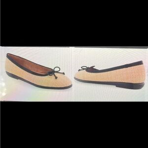 Ballet flats with dainty bow accent. Slip-on.
Cushioned insoles, round toe. New.